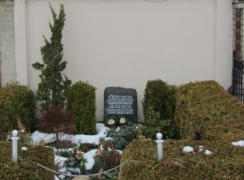 Fritsche, Barbara * 1925, + 2001  Fritsche, Robert * 1926, + 2001  Salzmann, Alwine * 1895, + 1954  Salzmann, Gustav * 1882, + 1966 