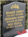 Junker, Richard * 1912, + 1989   Junker, Wilhelmine * 1918, + 1993   Mudra, Kte * 1927, + 1990 ( Junker Lutz ist Antonym beerdigt worden.)