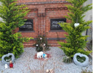 Adam Bernd* 27.09.1949 + 19.06.2022 ; Ursurla Adam* 25.05.1924 + ? ; Bruno Adam* 5.069.1920 + 22.06.?