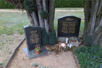 Schulze Klaus*22.07.1954 + 18.09.1984 ; Edith Schulze 18.10.1937 + 26.04.1984 ; Werner Schulze* 2.05.1933 + 25.03.2016 ; Stuck Rosa* 25.09.1908 + 19.07.1993 ; Sohn Hans 20.07.1939 + 20.12.1991