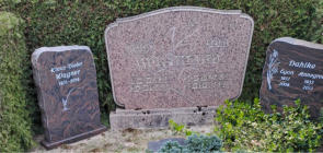 Hoffmann Hugo* 14.09.1884 + 3.03.1966 ; Ida Hoffmann* 30.07.1888 + 25.11.1965 ; Wagner Klaus-Dieter* 1951 + 2014 ; Dahlke Egon* 1937 + 2008 ; Annegret* 1933 + 