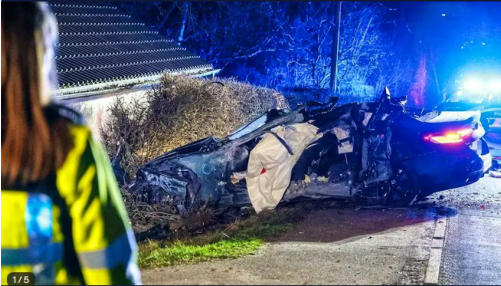 In Ennepetal crashte ein BMW-Fahrer seinen Wagen in die Wand.Alex Talash/dpa