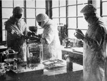 Die Einheit experimentierte unter anderem mit Pest-, Milzbrand-, Cholera-, Typhus- und Syphilliserregern.