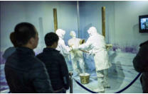 A7 Dargestellt wird im Museum unter anderem, wie an Menschen experimentiert wurde. So wurden die Opfer etwa absichtlich so stark unterk�hlt, dass sich Frostbeulen bildeten, die anschlie�end von den Mitgliedern untersucht wurden.