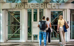 Der Prozess gegen den 60-j�hrigen Deutsch-Briten begann Anfang April 2026. Er dauerte 20 Verhandlungstage.