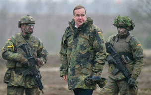 Mehrere Hundert sollen sich jedoch w�hrend der Ausbildung abgesetzt und in Deutschland Asyl beantragt haben. (Im Bild der Deutsche Verteidigungsminister Boris Pistorius 2023 auf dem Truppen�bungsplatz Altengrabow).