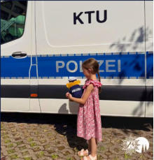 Ein M�dchen (6) durfte die Polizei besuchen, nachdem sie den entscheidenden Hinweis nach einem Autodiebstahl gegeben hatte.