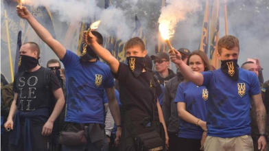 "Asow"-Mitglieder protestieren 2016 gegen Wahlen im Donbass. (Quelle: Pyotr Sivkow/Tass Publication/imago images)